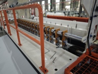 Machine industrielle entièrement automatique à grande vitesse pour le refendage et le rembobinage de papier toilette en rouleaux jumbo