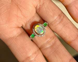 แหวนเงินแท้ 925 ชุบโรเดียม ประดับพลอยโอปอลเอธิโอเปียธรรมชาติและมรกต พร้อมเพชร ดีไซน์แบบหนามเตย - Product Image 6