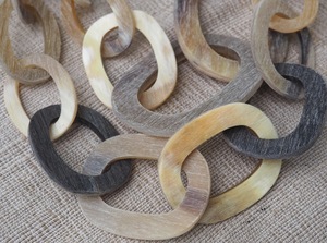 Collar de Lujo Hecho a Mano con Cuerno de Búfalo, Joyería Natural y Sostenible para Mujer, Alta Calidad - Product Image 1