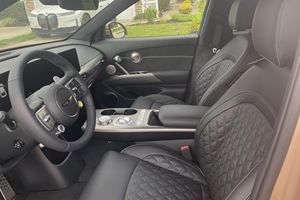 Genesic GV/60 Performance 2023 con Techo Corredizo, Faros Delanteros, Cámara Trasera de 360°, Asientos Eléctricos - Product Image 2