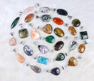 Vente en gros de pendentifs en pierres précieuses Collier à breloques en plaqué argent Collier pour femmes Pendentif en forme de mix de pierres précieuses - Product Image 2