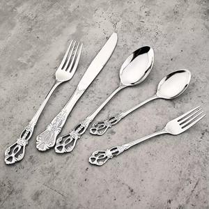 Les ensembles de couverts en acier inoxydable finition argent brillant au niveau des yeux s'adaptent parfaitement aux styles de table modernes, vintage ou éclectiques. - Product Image 2