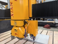 Máquina de Corte de Puentes con Control Servo PLC, 360 °   Cabeza Giratoria y 45 °   Plataforma Inclinable para el Procesamiento de Losas de Mármol y Granito