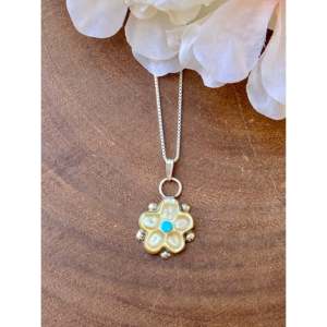Pendentif Tamara Pinto en turquoise, multi-pierres et fleur en argent sterling avec sertissage clos - Product Image 1