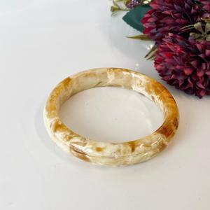 Bracelet jonc artisanal blanc et jaune en ambre baltique naturel ; Bracelet jonc classique en résine avec des touches marbrées beige - Product Image 5