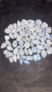 Cabujón de piedra lunar azul de alta calidad, piedras preciosas sueltas naturales, forma de tamaño mixto, lote de arcoíris de alta potencia para luz de joyería - Product Image 2