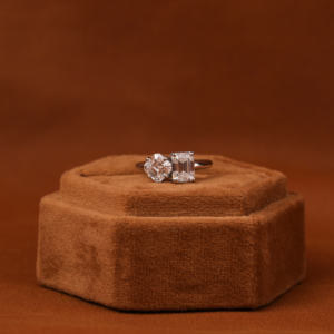 Anillo de Compromiso Moderno para Mujer con Diamante Cultivado en Laboratorio de 4.5 CT, Corte Esmeralda y Ascher, Oro Blanco Sólido de 14KT, Certificado IGI - Product Image 1