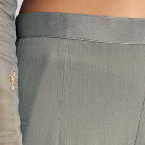 Traje Kurta Sharara de tejido verde agua claro con bordado de Cutdana y Moti Traje de fiesta elegante para mujer Traje de Festival - Product Image 6