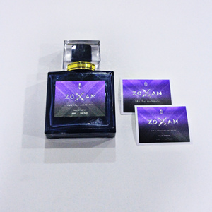 Etiqueta adhesiva de Perfume de PVC metalizado en relieve UV de alta calidad para botellas de Perfume y embalaje para el cuidado de la piel respetuoso con el medio ambiente a prueba de agua - Product Image 1