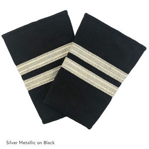 Dua Bar Pilot Epaulets - Papan bahu pertama dengan <span class=keywords><strong>2</strong></span> bar anyaman logam perak di atas latar belakang hitam. - Product Image 1