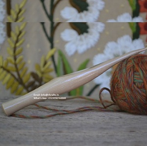 Crochet en bois fait main en résine Aiguilles à tricoter de luxe Outils de couture sur mesure avec ciseaux - Product Image 4