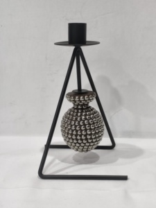 Bougeoir Globe noir inspiré du mouvement avec accessoire rotatif ajoute du calme et de l'intérêt à tout espace - Product Image 2