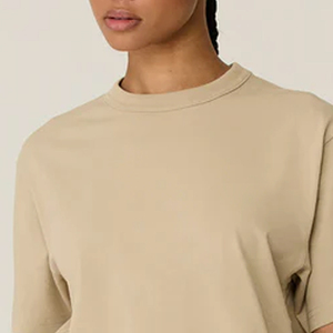 T-shirts pour femmes en tissu mélangé coton, décontractés, pour un usage quotidien, service OEM, design tendance, impression graphique élégante, haute qualité - Product Image 2
