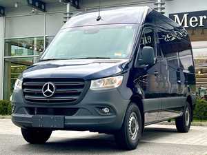 Furgoneta Diésel Sprinter 2024 Azul Metálico - Seminueva en Excelentes Condiciones, Volante a la Izquierda, Asientos Calefactables Oscuros, Neumáticos R18 - Product Image 3