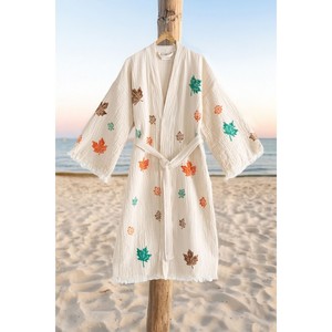 Bata de algodón 100% orgánico Varol para mujer con cuello tipo kimono, transpirable y cómoda, de tela gofrada para invierno, con logo personalizado y estampado de otoño. - Product Image 5