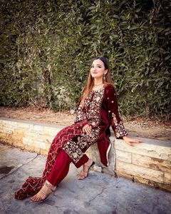 Ensemble Kurta et pantalon en velours prêt-à-porter pour les fêtes, avec une belle broderie sur le dupatta, tenue de mariage entièrement cousue - Product Image 2