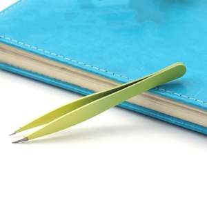 Juego de pinzas profesionales para cejas de acero inoxidable al por mayor, logotipo personalizado, puntas inclinadas de colores, herramientas de belleza para maquillaje - Product Image 6