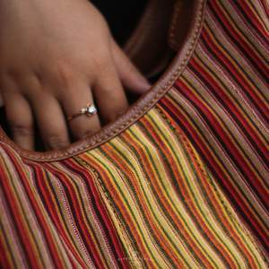 Grand fourre-tout à bandoulière artisanal de haute qualité avec tissu rayé multicolore traditionnel et accents en cuir marron de qualité supérieure - Product Image 5