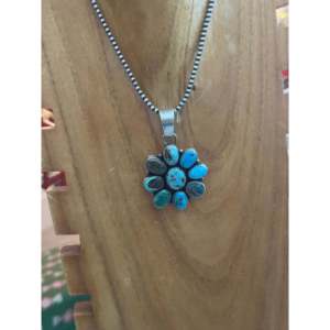 Pendentif en grappe de turquoise et argent sterling de Blaine Yellowhorse avec technologie d'incrustation à sertissage clos - Product Image 3
