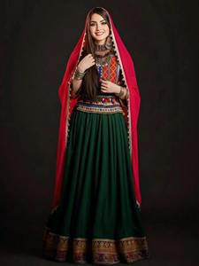 Collier Choker Afghan Kuchi Exquis avec des Pierres en Forme de Cœur Rouge Vibrantes, Métal Filigrané Argenté Fait Main Intricate - Product Image 3