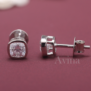 Boucles d'oreilles clous en or 18 carats avec diamant solitaire taille coussin certifié IGI, cultivé en laboratoire - Product Image 2