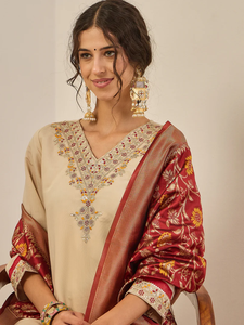 Vente flash sur l'ensemble Kurta pantalon en soie avec dupatta Banarasi pour femmes, pour les occasions festives et spéciales, disponible à la vente - Product Image 4