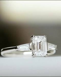 Anillo de compromiso de tres piedras de diamante de corte esmeralda de 6x8mm | Piedras laterales Baguette | Anillo de bodas de plata esterlina chapado en oro de 18 quilates - Product Image 4