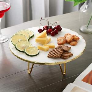 Support à gâteau en marbre blanc de luxe au design tendance et nouveau pour la mise en scène de table de haute qualité, offrant une présentation de desserts - Product Image 4