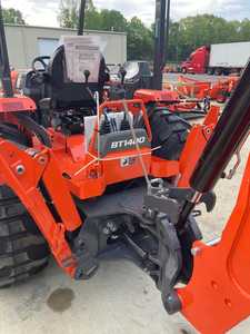 รถแทรกเตอร์คูโบต้า M62 TLB พรีเมียม ดีเซล พร้อมรถตักและรถขุดหลัง ขับเคลื่อน 4 ล้อ สำหรับงานหนัก ใช้ในงานเกษตร ก่อสร้าง และอุตสาหกรรม - Product Image 3