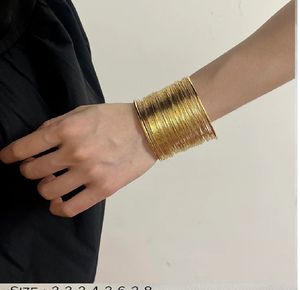 Bracelets en laiton au design majestueux de tête d'éléphant avec finition texturée. Disponible à prix de gros. - Product Image 2