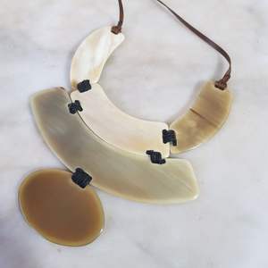 Collier en corne de style vintage fait à la main de créateur indien pour femmes chaînes en forme d'aile pour anniversaires à un prix abordable - Product Image 5