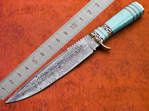 Couteau de chasse OEM personnalisable en acier Damas, poignée en résine turquoise, gaine en cuir à motif torsadé pour EDC - Product Image 6