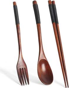 Ensemble de couverts en bois classique conçu pour les maisons traditionnelles, offrant une esthétique chaleureuse et une texture polie et lisse - Product Image 2