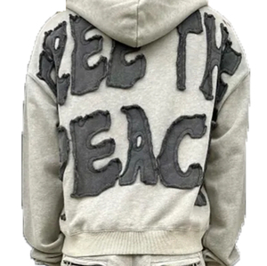 Sudadera con capucha con parche desgastado bordado con logotipo a medida en French Terry con dobladillo crudo recortado, ropa de calle esencial para hombres - Product Image 4