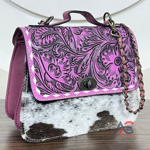 กระเป๋าสะพายไหล่หนังวัวสำหรับผู้หญิงกระเป๋าสะพายข้างแกะสลักลายดอกไม้และสายโซ่สไตล์ตะวันตกล่าสุด - Product Image 1