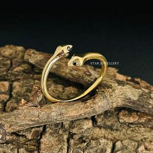 Anillo abierto de doble Serpiente antiguo de oro macizo de 14 quilates. - Product Image 5