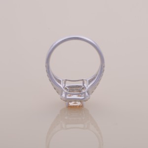 Anillo de oro amarillo, blanco y rosa de 18 quilates con halo de diamantes amarillos de corte radiante de 2.43 quilates y tallo dividido - Product Image 5