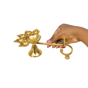 Diya traditionnelle en laiton Pancharati Aarti avec poignée pour Mandir, maison et bureau, décoration intérieure et cadeaux - Product Image 4