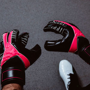 Vente en gros de gants de gardien de but professionnels en latex personnalisés équipement de gardien de but de football de sport conception de colle en aérosol cuir votre propre football - Product Image 4