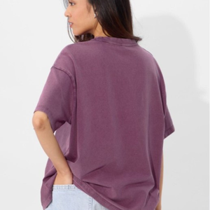 Tops courts en coton surdimensionnés personnalisés pour femmes | T-shirts d'été graphiques col en V grande taille | Tees unis OEM Wholesale Supply - Product Image 1