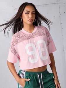 T-shirt court tendance rose en dentelle patchwork style maillot de football américain pour femme, à manches courtes, avec empiècements en maille, col en V sportif, streetwear - Product Image 4