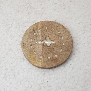 Posavasos de madera de acacia grabado con láser y logotipo personalizado, alfombrilla de mesa redonda y almohadilla aislante para uso doméstico, portavasos y bebidas - Product Image 4