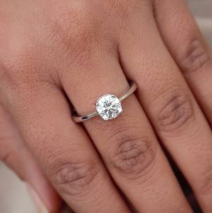 Anillo de Compromiso Minimalista de Lujo con una Sola Piedra de Moissanita Blanca, con Engaste de Garras, Plata de Ley 925, Regalo Perfecto para Ella - Product Image 4