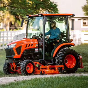 Tondeuse Kubota LX2610SU variante. Ce modèle emballe le chargeur avant élevé d'options de pneu plus grandes de représentation impressionnante - Product Image 2