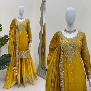 Hermoso diseñador Salwar Kameez en tela pesada Chinon con Secuencia de codificación interna y trabajo de perlas para fiestas que buscan el mismo color - Product Image 1