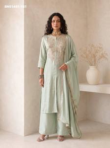 Fournisseur indien de costumes en soie romaine de qualité supérieure avec broderies, fentes avant et latérales, et ensemble pantalon palazzo et dupatta assortis. - Product Image 5