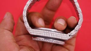 Montre chronographe de luxe pour homme, entièrement sertie de diamants, cadran blanc, mouvement à quartz en or blanc avec verre en cristal - Product Image 4