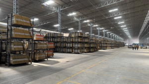 Azulejos Cuadrados de Porcelana Pulida con Efecto de Libro de Madera de 24x24 Pulgadas BM S55 - Acabado Brillante, Aspecto de Lujo, Azulejos de 600x600 mm para Recepción de Oficina - Product Image 4