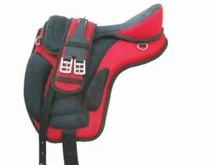 Selle de course de chevaux Free-Max sans arbre synthétique avec étrier en cuir au meilleur prix - Product Image 1