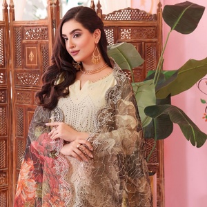 Robe pakistanaise 3 pièces en viscose de marque AAFREEN Collection Hameed en coton pour dames indiennes Vente entière - Product Image 4